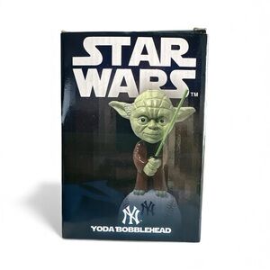 Star Wars Yoda Bobblehead NEW IN BOX.
Never opened.